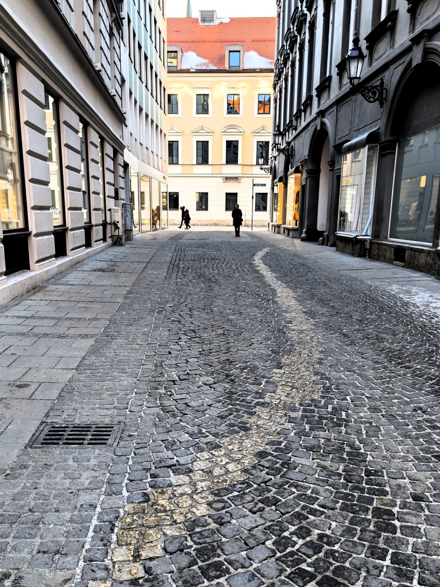 La Vischergasse con la striscia dorata sui sanpietrini