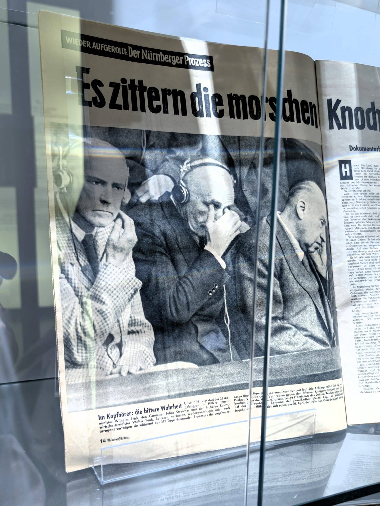 Le bacheche con i giornali dell'epoca