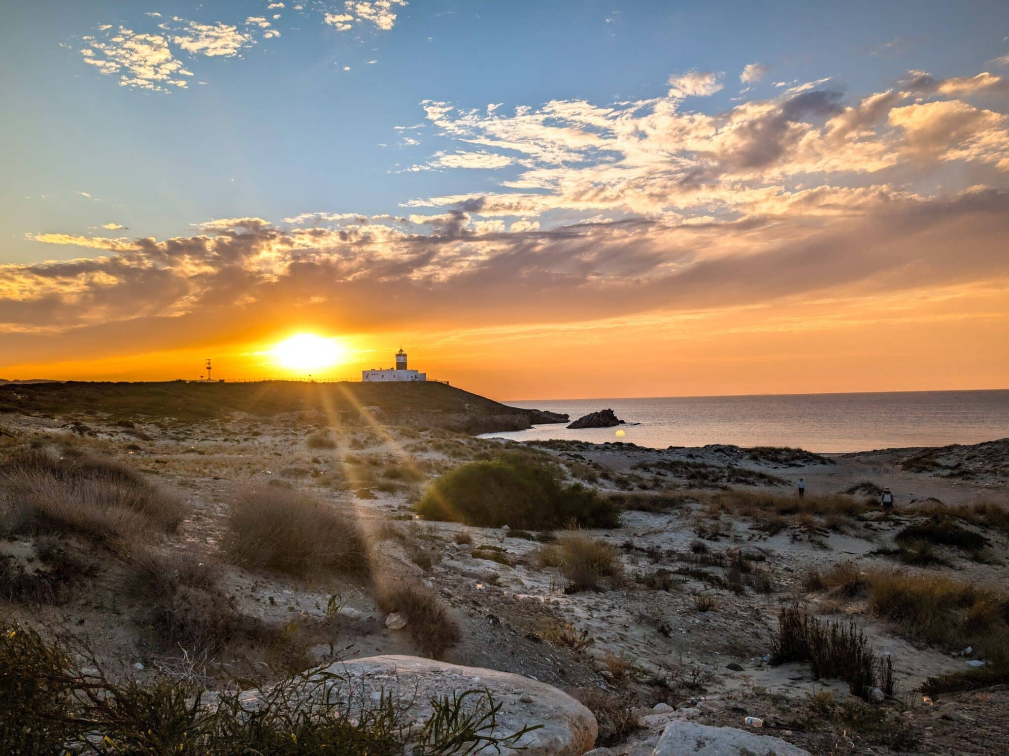 Il panorama con il faro di Cap Angel al tramonto