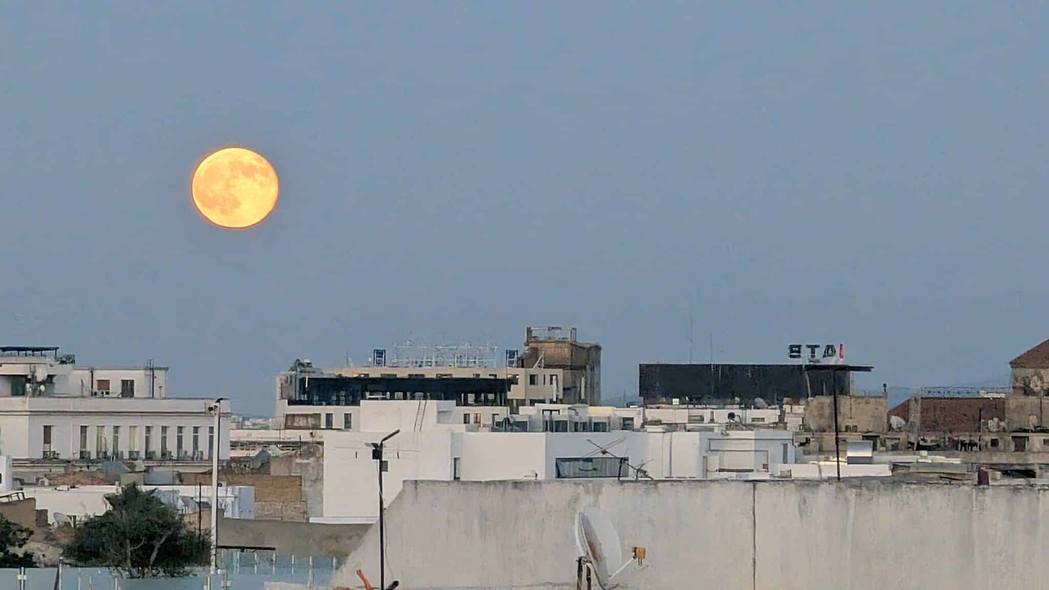 La luna sopra Tunisi