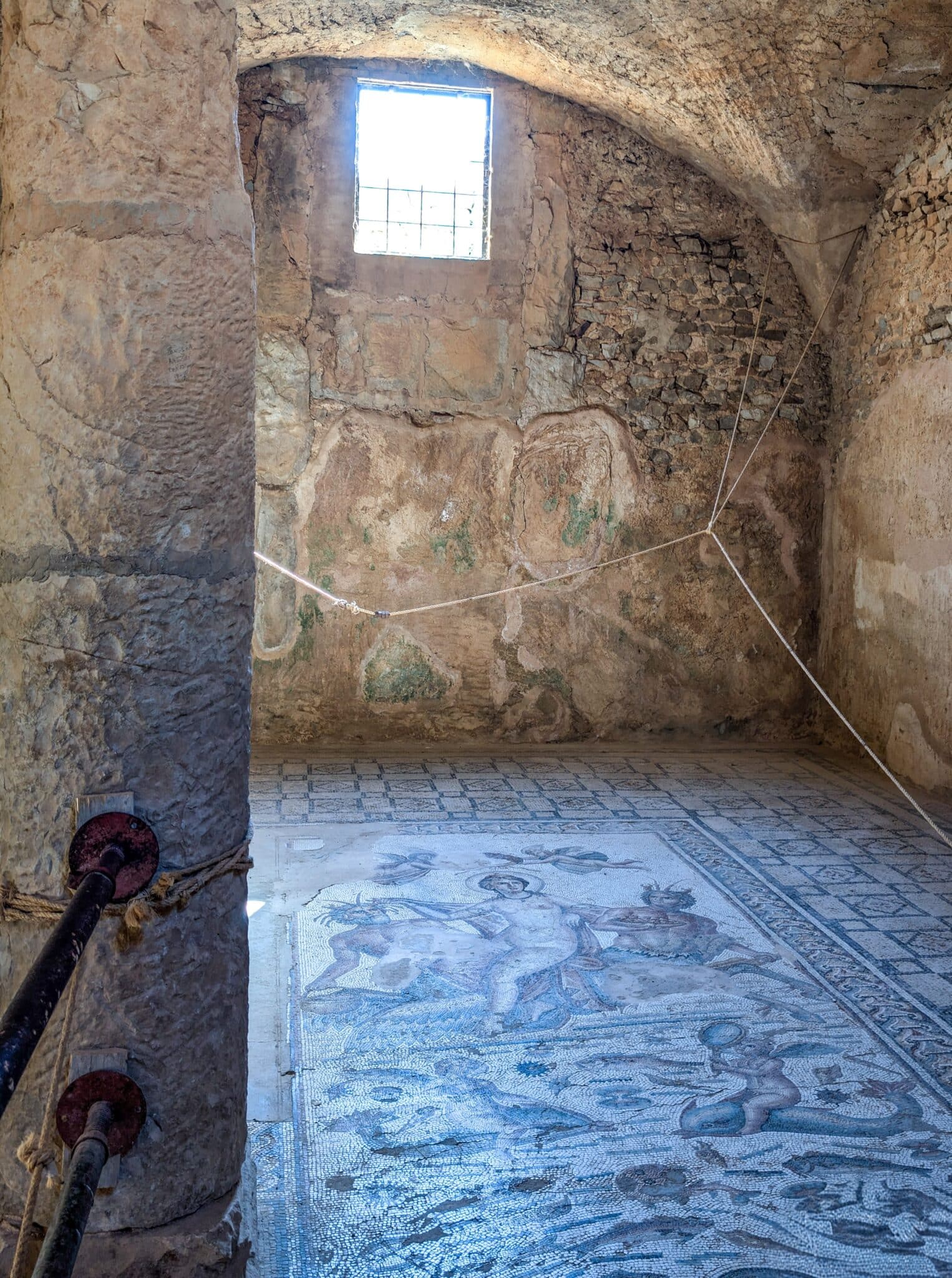 L'interno di una casa con mosaici