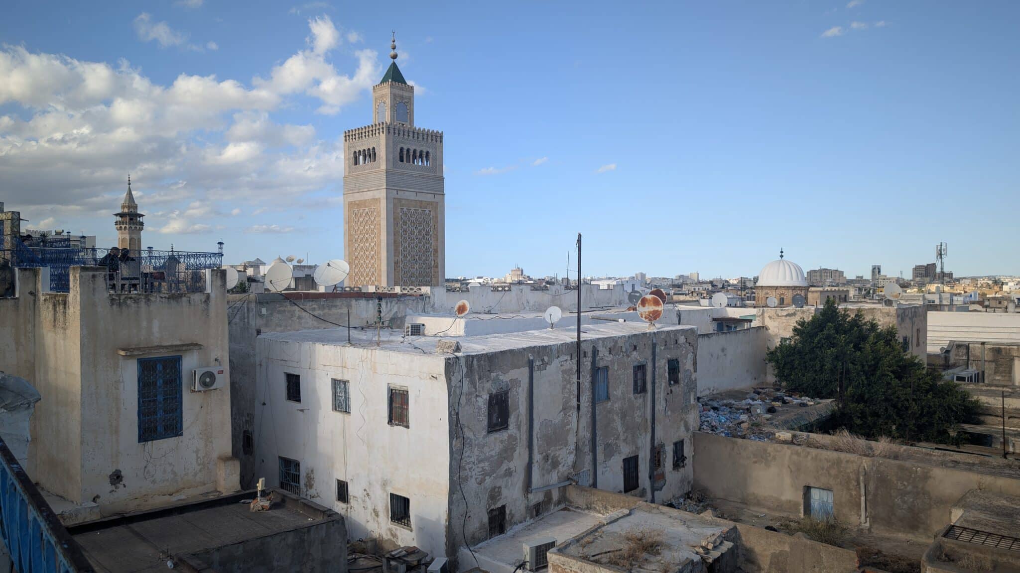 Vista sul minareto della moschea dalle terrazze di Tunisi