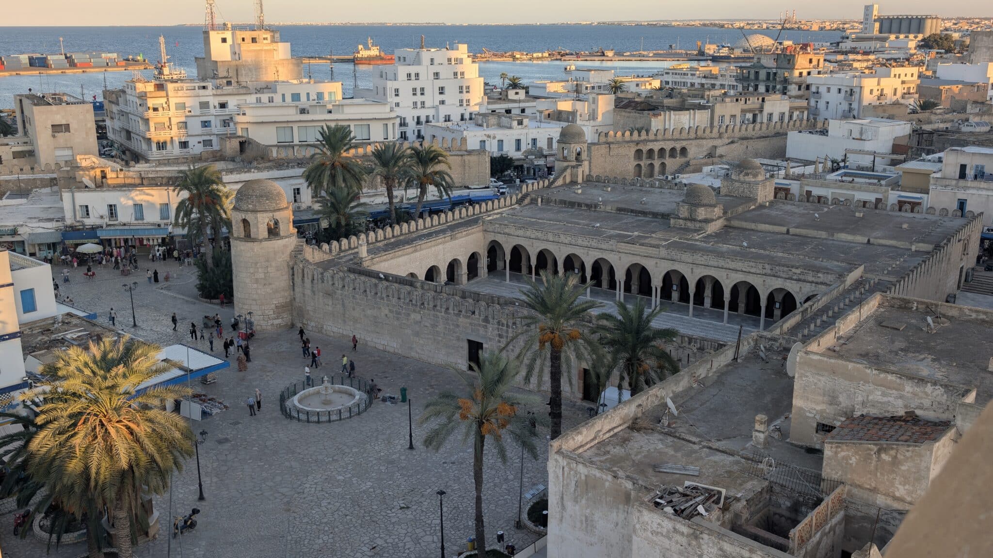 Vista sulla moschea dalla torre del Ribat