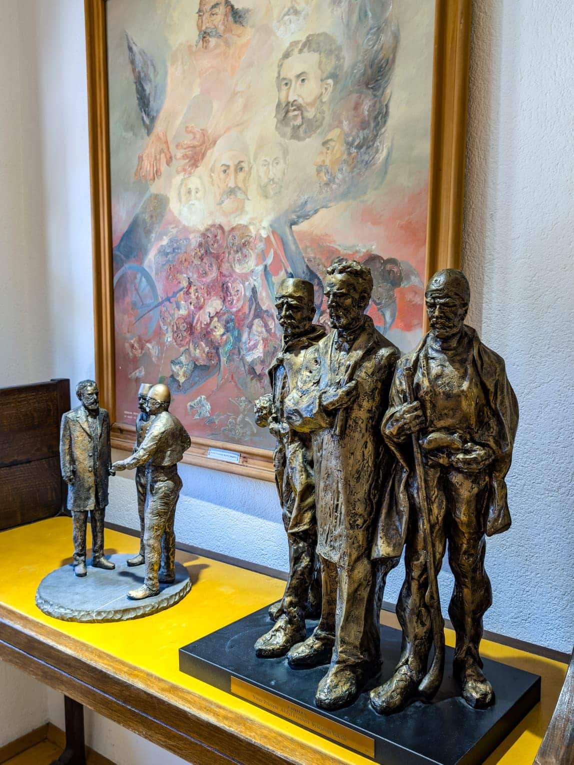 Alcune delle tante opere d'arte esposte nel complesso della Lega di Prizren