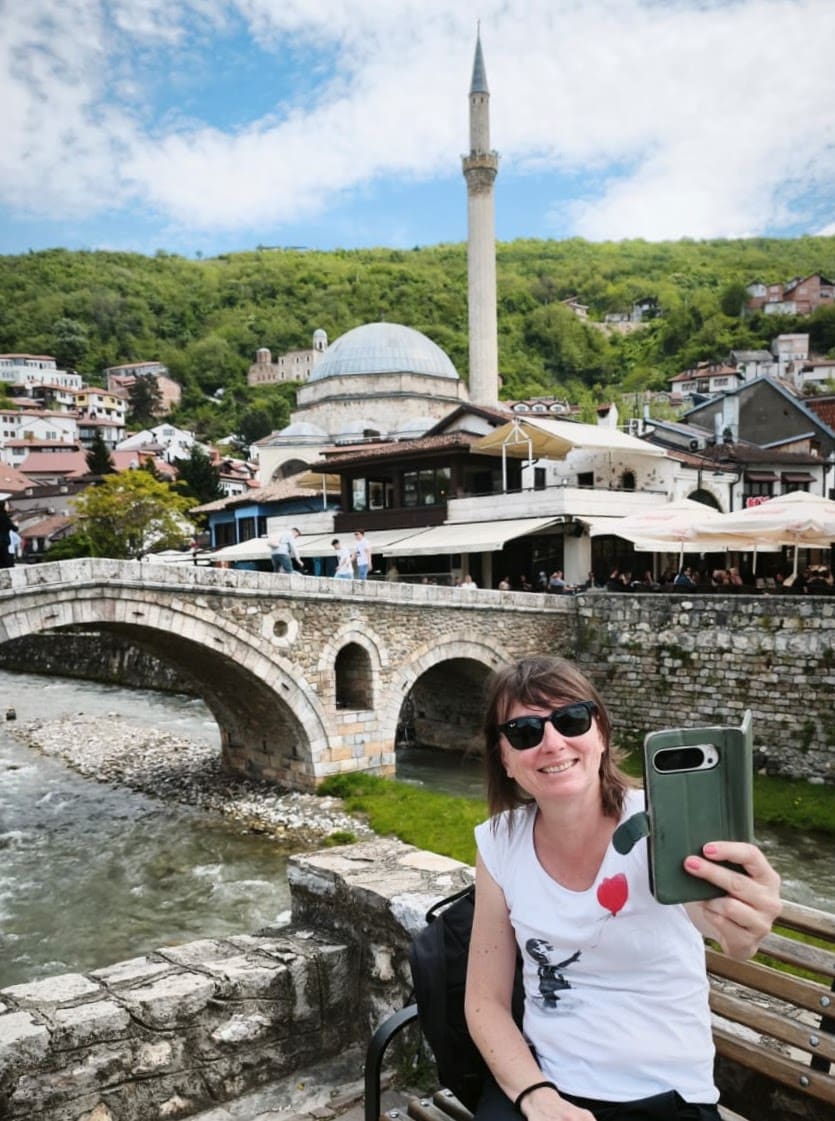 Davanti all'antico ponte di pietra di Prizren Davanti all'antico ponte di pietra di Prizren