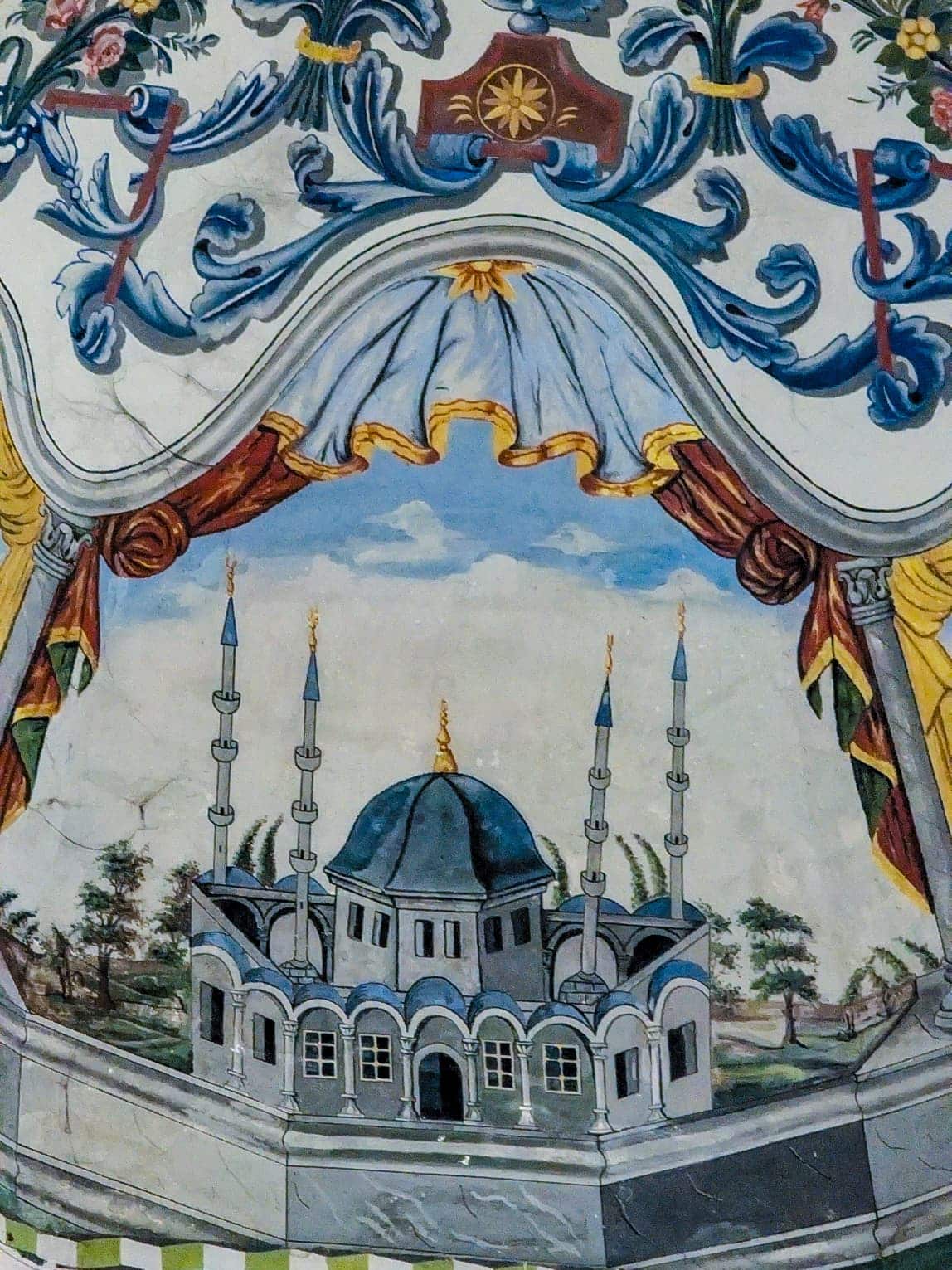Dettaglio degli affreschi della Moschea Sinan Pash