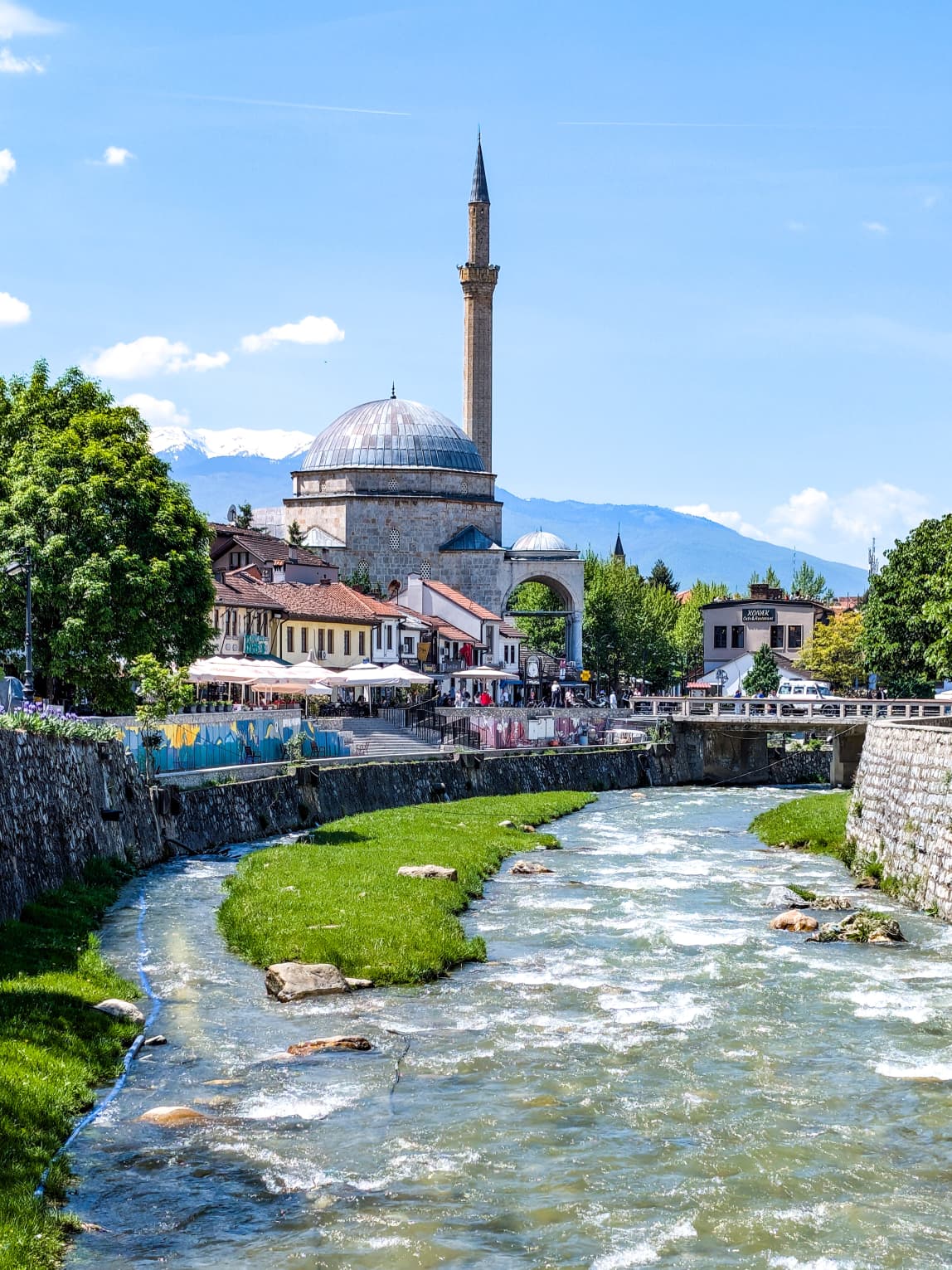 Il Lungofiume con la Moschea Sinan Pasha