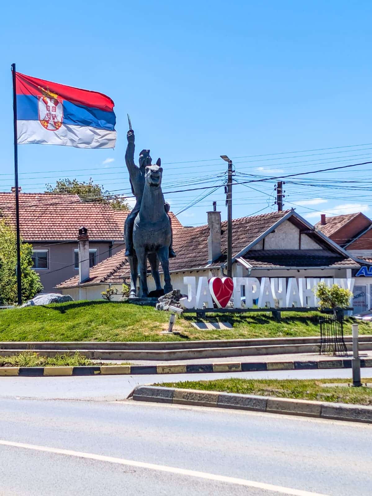 La statua del condottiero Miloš Obilić sulla rotonda con la scritta in serbo Io amo Gračanica La statua del condottiero Miloš Obilić sulla rotonda con la scritta in serbo Io amo Gračanica