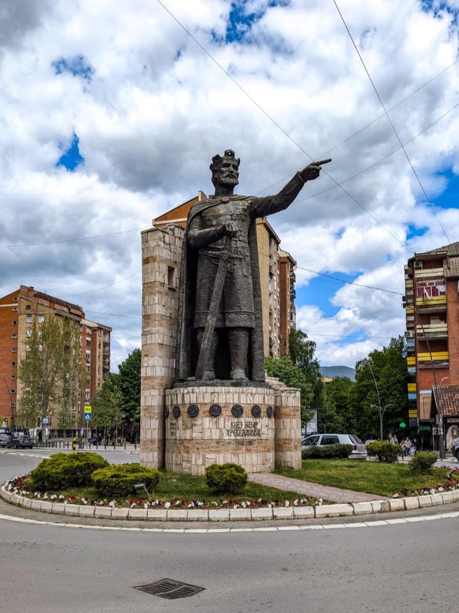 La statua del principe Lazar a Mitrovica Nord La statua del principe Lazar a Mitrovica Nord
