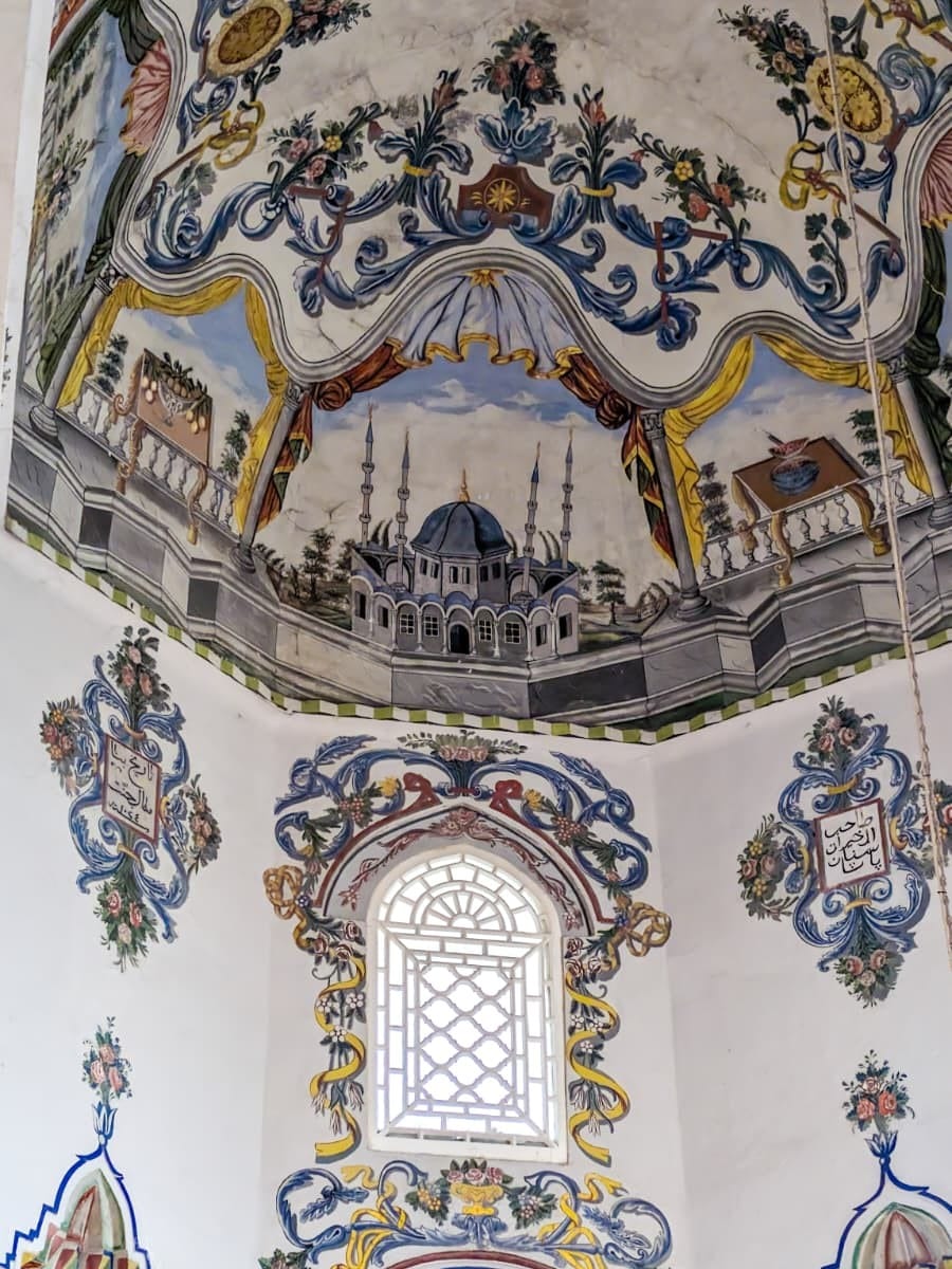 L'interno della moschea di Sinan Pasha L'interno della moschea di Sinan Pasha