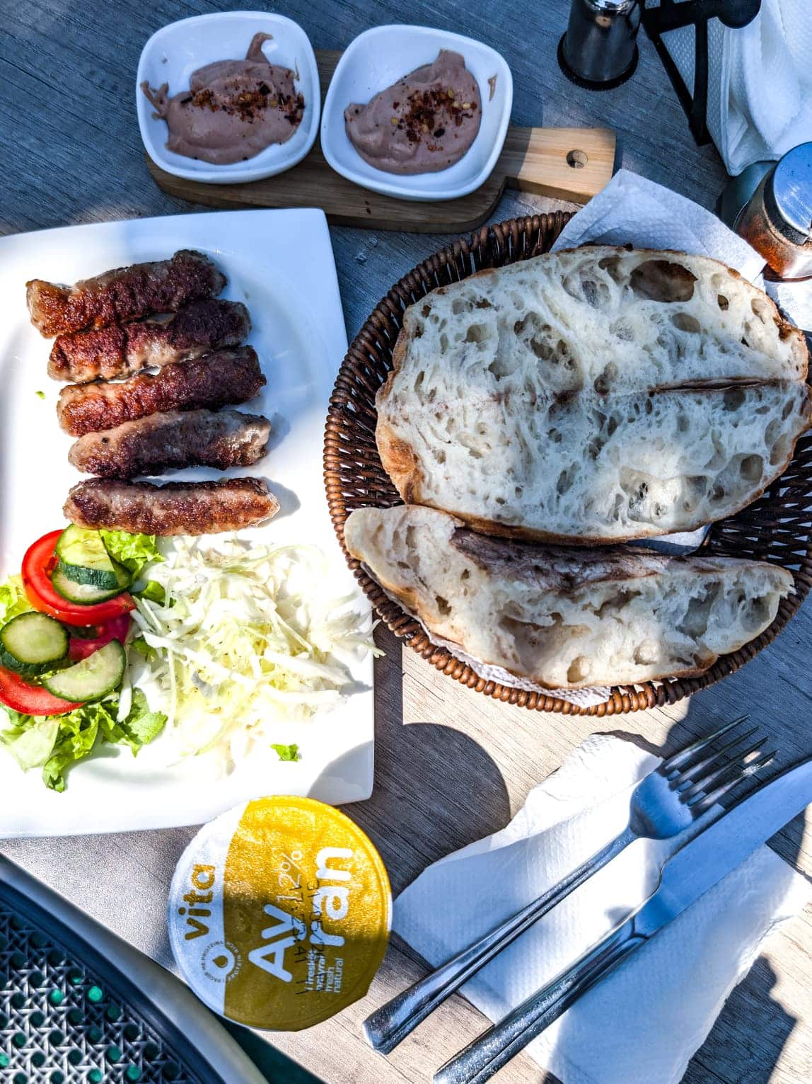 Qofte con pane caldo