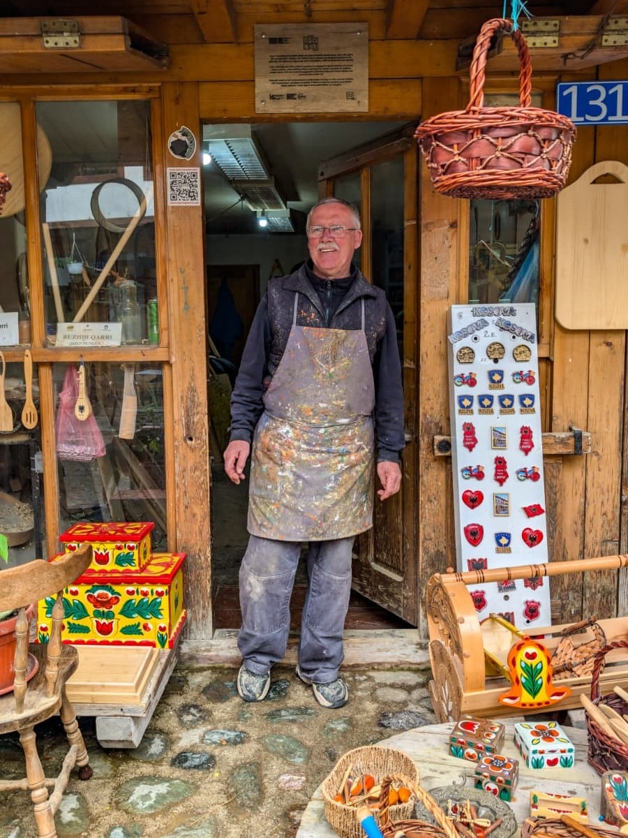 Un artigiano del legno davanti al suo negozio Un artigiano del legno davanti al suo negozio