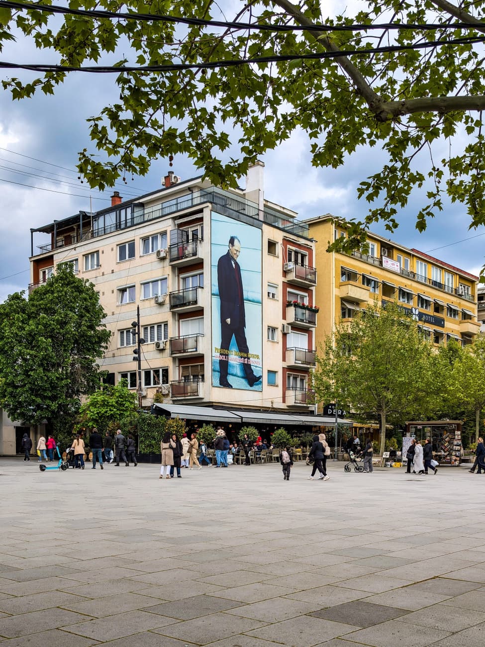 Il grande manifesto in piazza con la foto del Presidente Ibrahim Rugova e la scritta Simbolo dell'indipendenza del Kosovo Il grande manifesto in piazza con la foto del Presidente Ibrahim Rugova e la scritta Simbolo dell'indipendenza del Kosovo